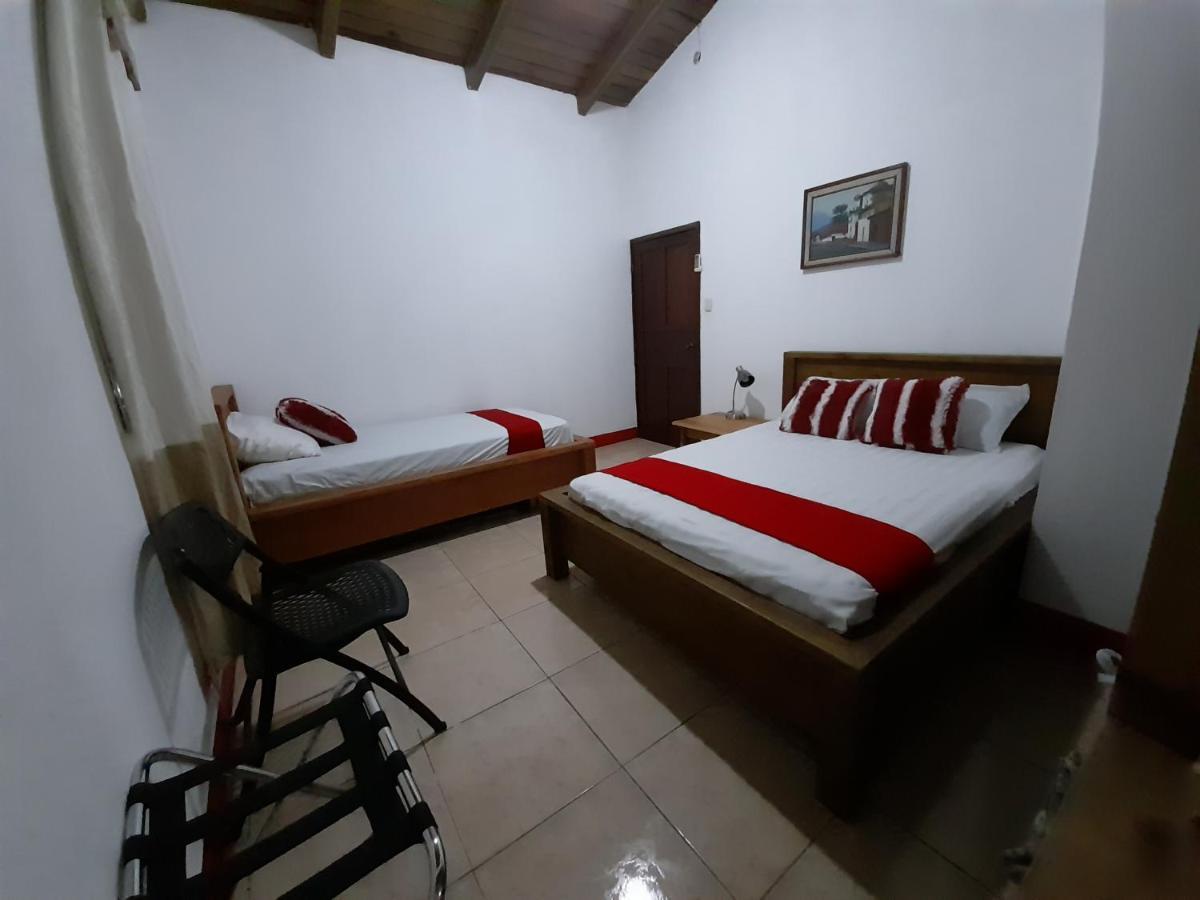 Hostal Blood Moon Rio Dulce Town Extérieur photo