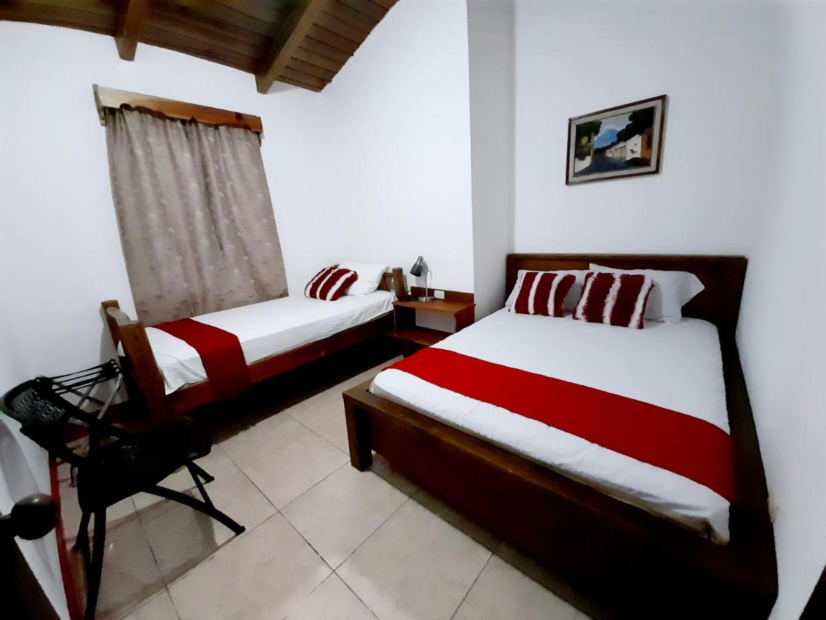 Hostal Blood Moon Rio Dulce Town Extérieur photo