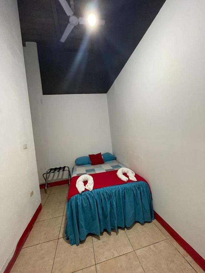 Hostal Blood Moon Rio Dulce Town Extérieur photo